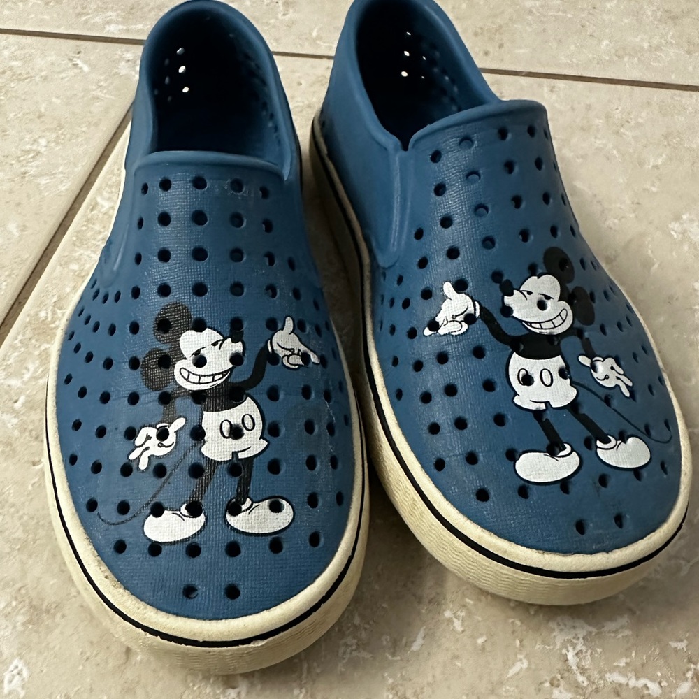 Native Mickey Mouse Miles Shoes. Very good condition. These are J1.